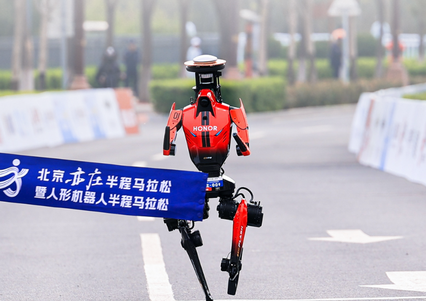机器人“闪电”半程马拉松夺冠